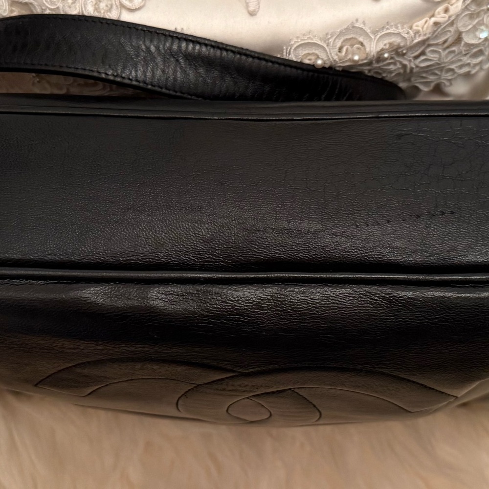 CHANEL Black CC Logo Shoulder Bag with Gold Chain Trim - Picture 3 of 15